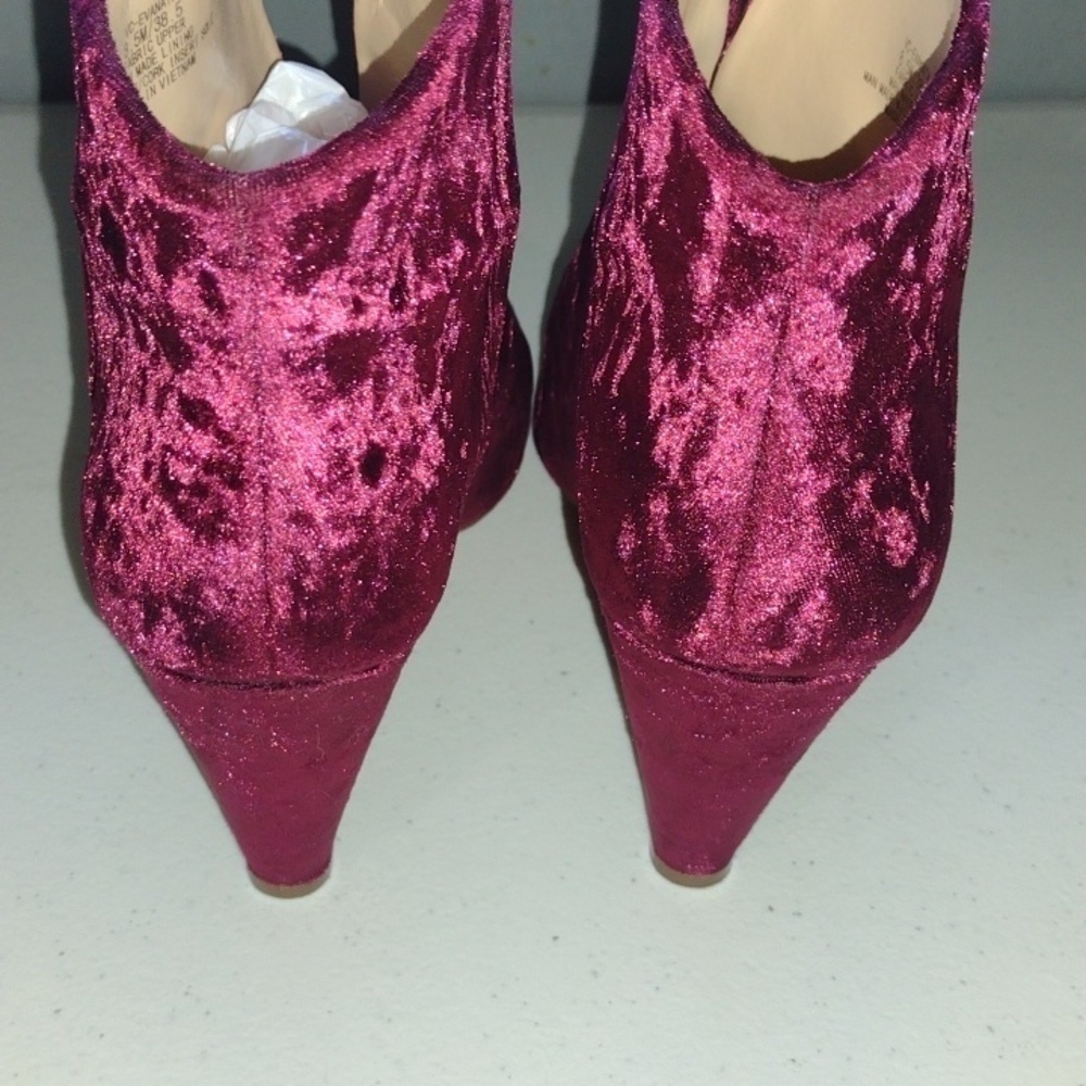 VINCE Camuto Evanata Crushed Velvet Bootie Red size 8.5 - Picture 3 of 14